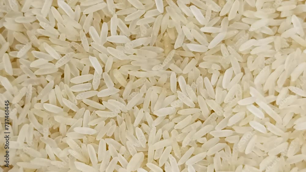 riz blanc cru, en gros plan, sur une planche à découper riz blanc cru, en gros plan, sur une planche à découper