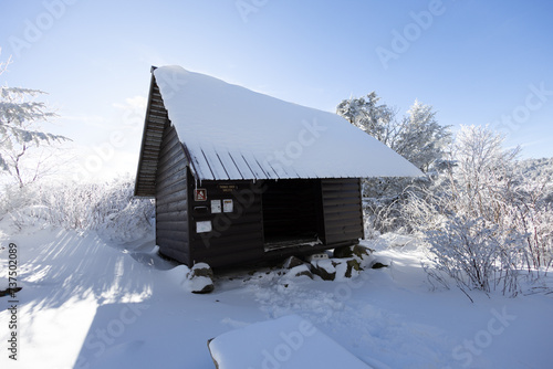 Konstfotografi Thomas Knob Shelter on the Appalachian Trail at Mount Rogers in Virginia Covered