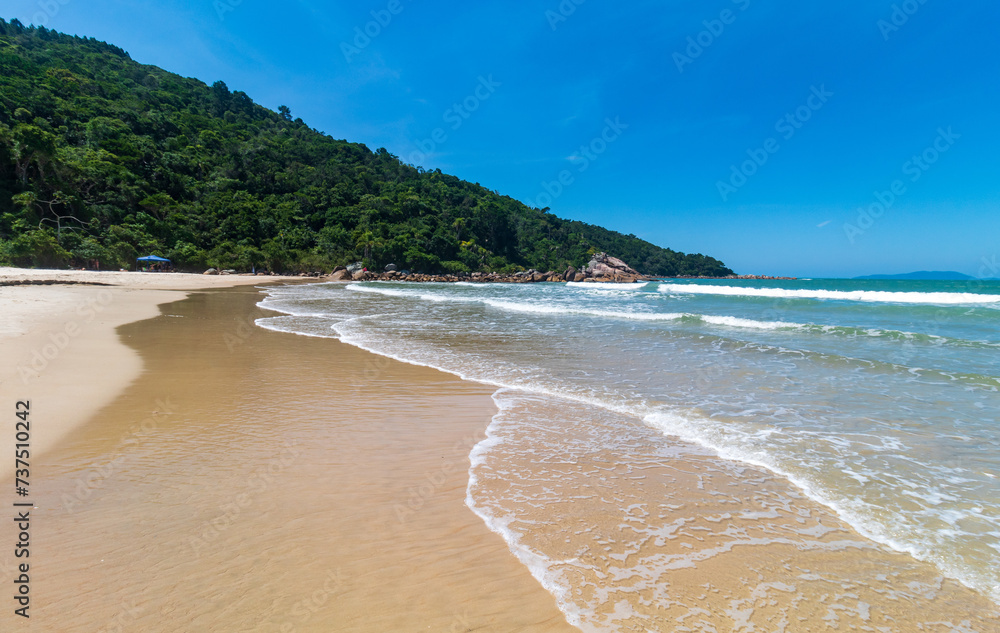 Obraz premium ondas da praia Grande cidade de Governador Celso Ramos Santa Catarina Brasil praia Caravelas