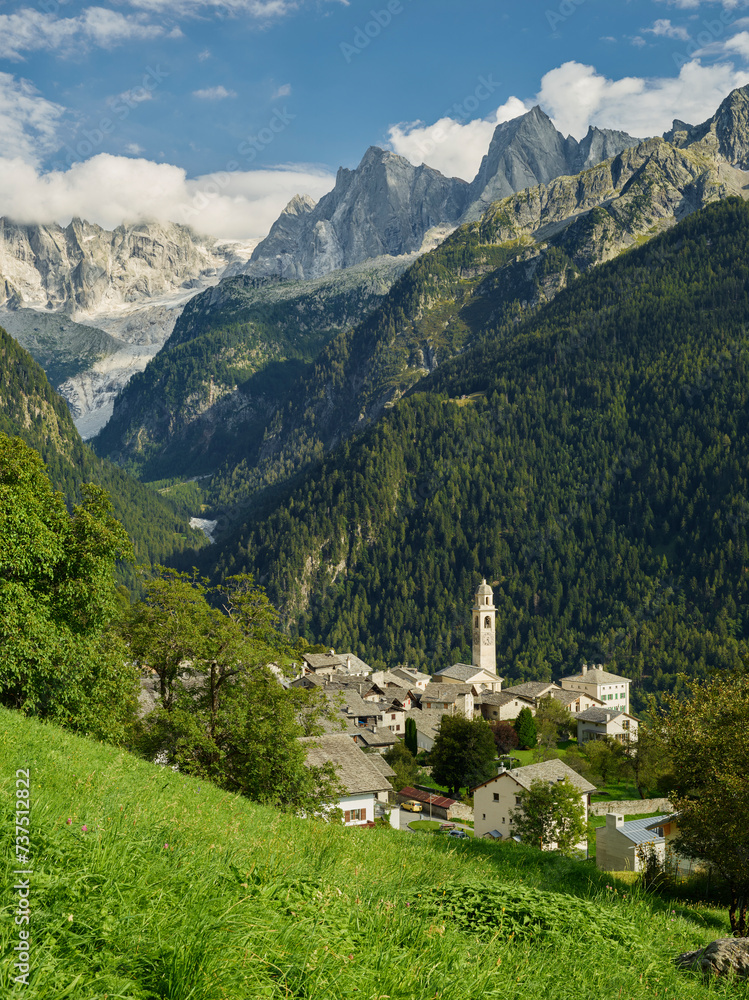 Blick auf das Dorf Soglio, Bregaglia,  Graubünden, Schweiz