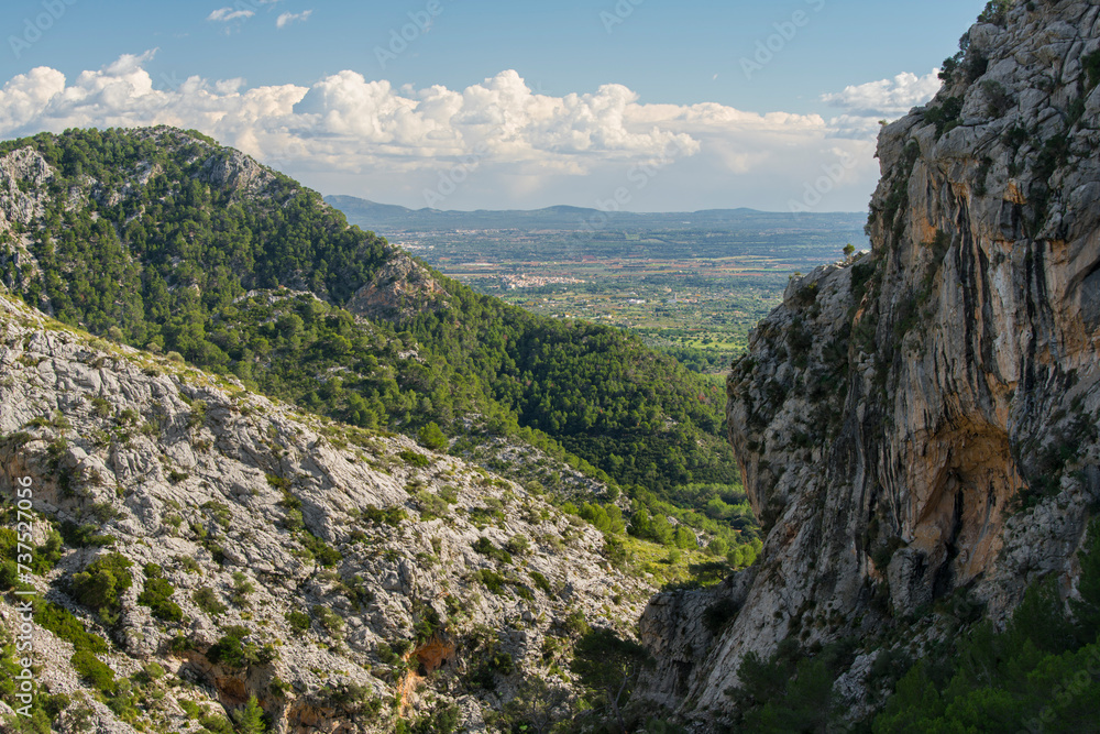 Fototapeta premium Blick von der Passstrasse nahe Es Guix, Tramuntana, Mallorca, Balearen, Spanien