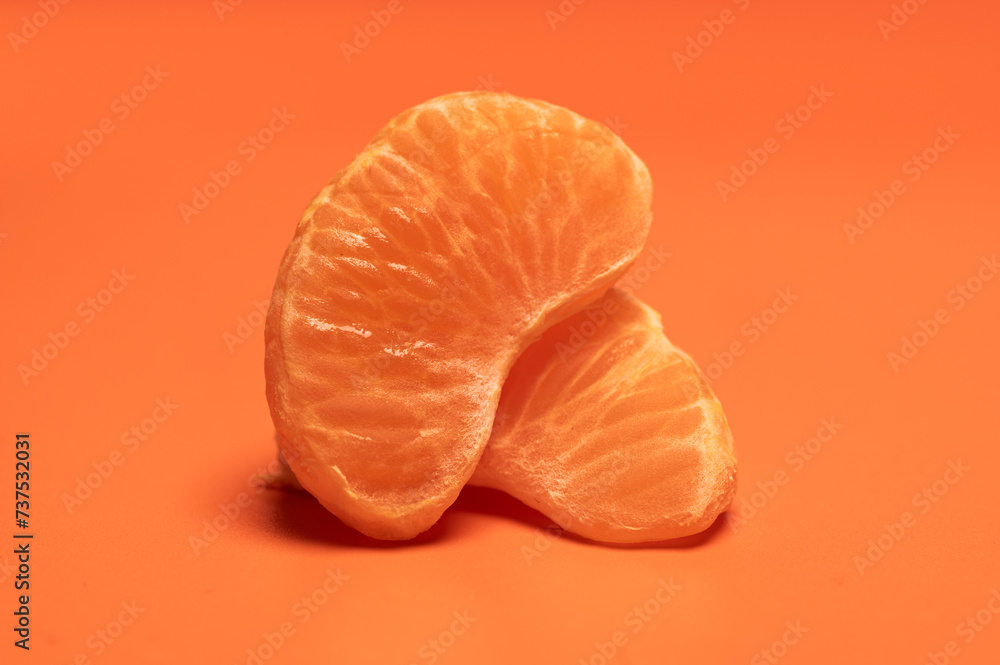 Frische Mandarinenstücke auf Orange