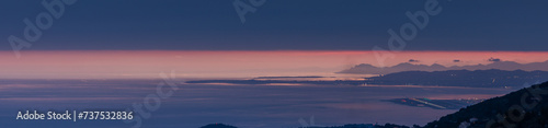 coucher de soleil sur la Mer Méditerranée et la piste de Aéroport de Nice-Côte d'Azur .