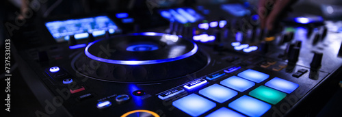 Foto dj turntable player on stage