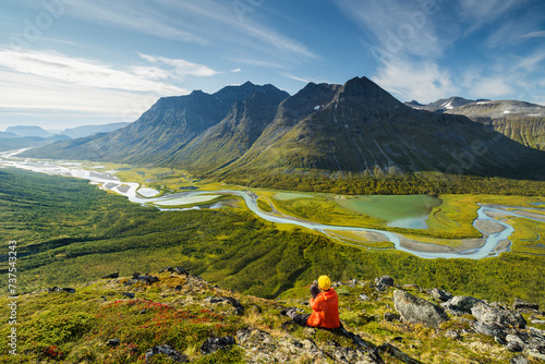 ein Wanderer, Bergmassiv Bielloriehppe, Rapaälven, Rapadalen, Sarek Nationalpark, Lappland, Schweden, Europa