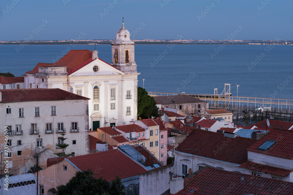 Blick über das Zentrum, Mirador das Portas do Sol, Igreja de Santo Estêvão,  Lissabon, Portugal