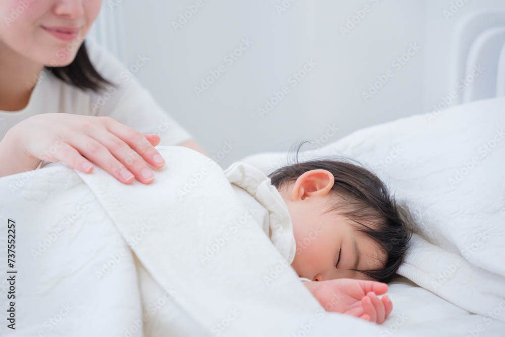 赤ちゃんを寝かしつけるお母さん 赤ちゃんを寝かしつけるお母さん