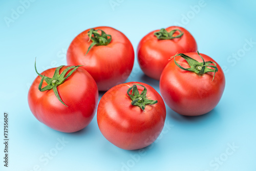 水色の背景に真っ赤な完熟トマト