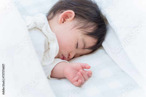 Fotografía ベッドでお昼寝する赤ちゃん
