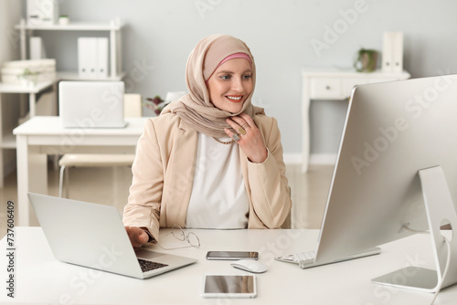 Muslim female programmer wo...
