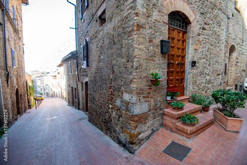 Fototapeta Naklejka Na Ścianę i Meble -  Pedestrian Alley - San Gimignano - Italy