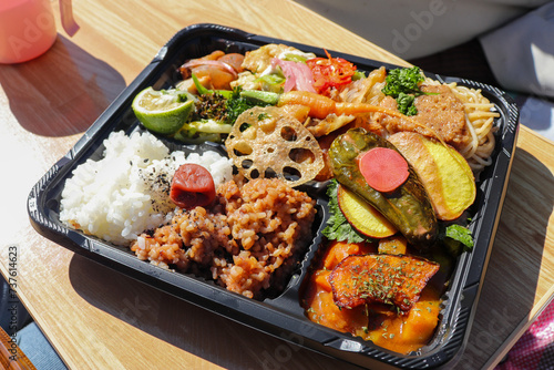 ピクニックのランチ、日本の弁当、野菜たっぷりのランチボックス