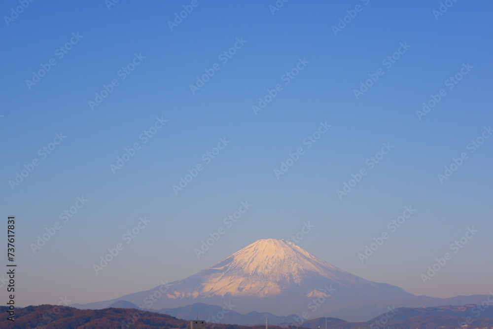 雲ひとつない青空と冠雪した富士山
