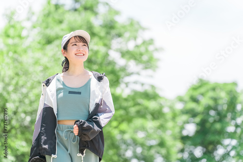 健康・ダイエットのため公園で散歩・ウォーキング・ランニングなどの有酸素運動をする女性(運動習慣)
 photo