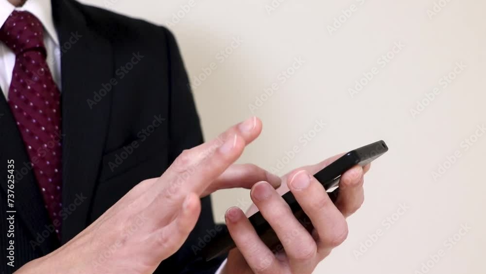 スマートフォンを使うビジネスマン スマートフォンを使うビジネスマン