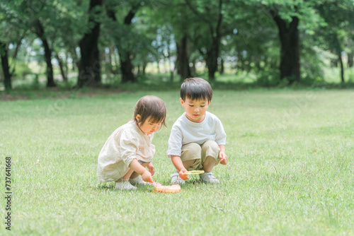 Photos 森・公園でシャボン玉で遊ぶ兄妹・子供（ピクニック・キャンプ・アウトドア）