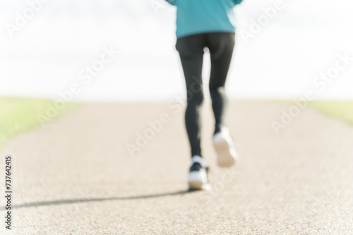 ピンボケしたアスリートの走る後ろ姿のイメージ（マラソン選手・ランニング・ジョギング）
 photo