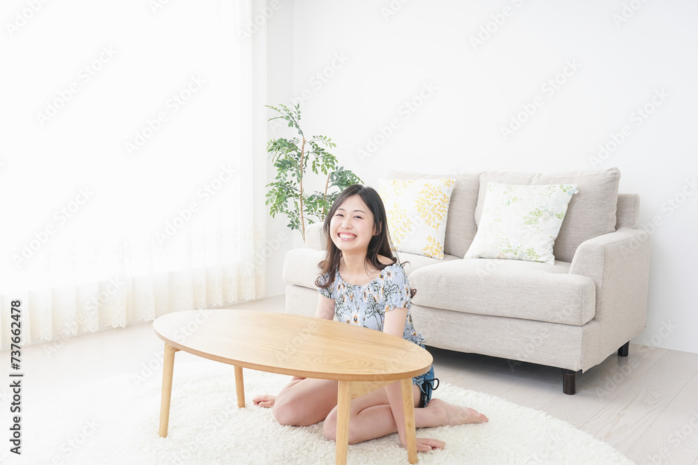 夏を楽しむ若い女性 夏を楽しむ若い女性