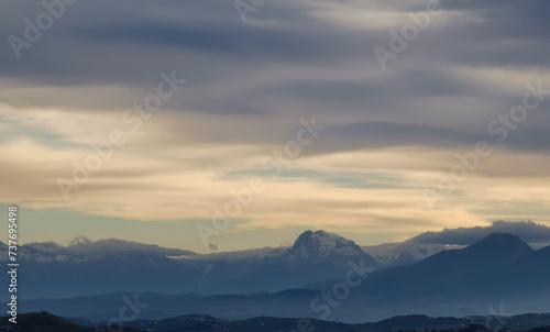 Le cime dei monti le colline e le valli immerse in una luce nebbiosa  © GjGj