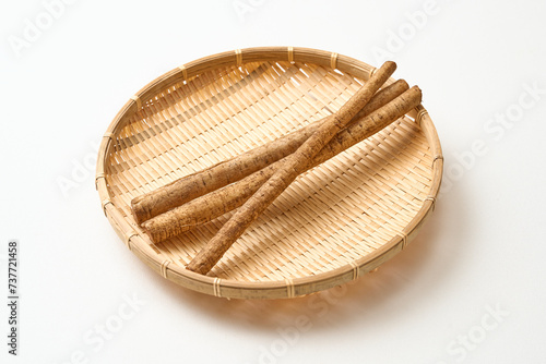 ざるにのったごぼう