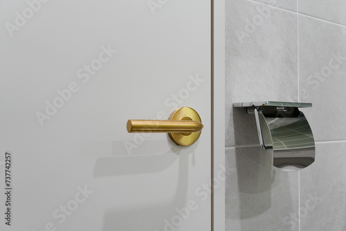 Принти на полотні Making the handle gold makes even an insignificant space look more spacious