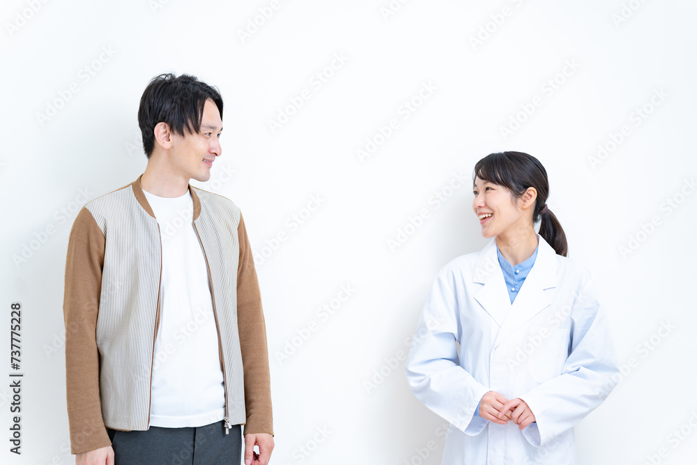 考える男性患者と女性医師 考える男性患者と女性医師