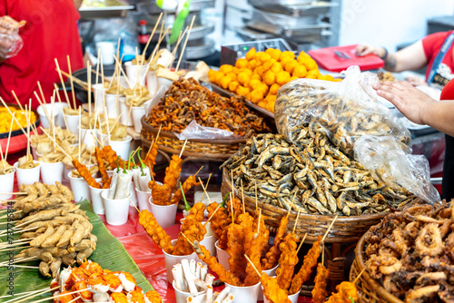 Foto Street food at a local market in the city of Manila in Philippines