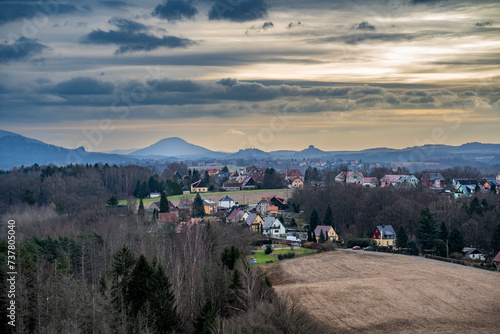 Blick vom Gamrig Felsen nach Waltersdorf und den Erhebungen der Sächsischen Schweiz