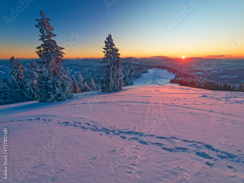 Fototapeta Naklejka Na Ścianę i Meble -  Sunset in the snow im Polish mountains beskidy