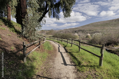 Fototapeta Naklejka Na Ścianę i Meble -  Hiking trail in the hills of Southern California.