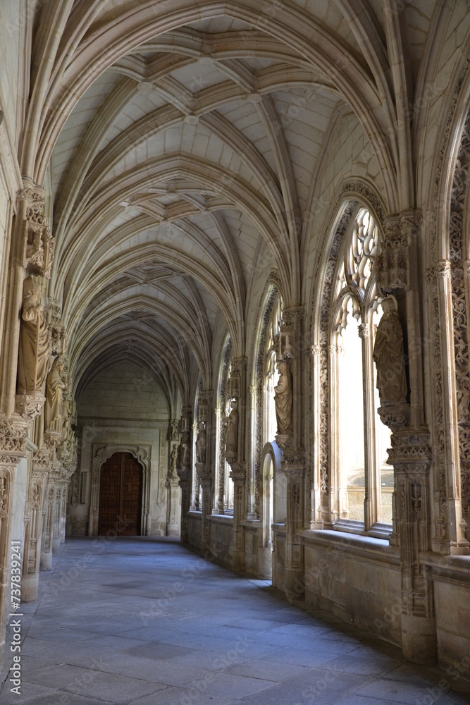 Tolède, Espagne, 21 juillet 2015 : Cloître et jardin du monastère de Saint-Jean-des-Rois à Tolède