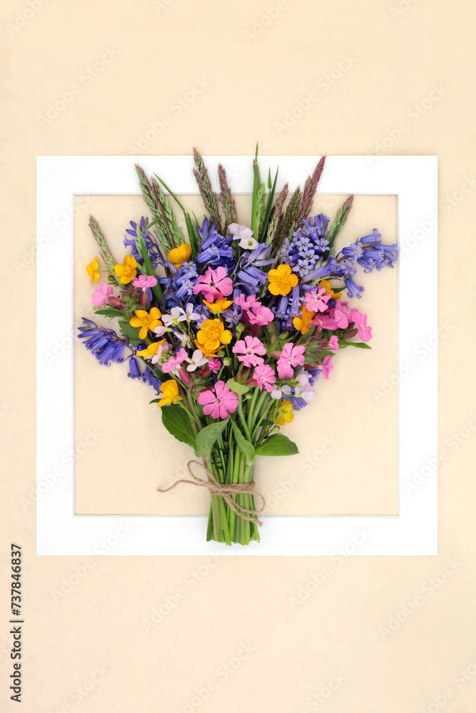 Φωτογραφία Spring wildflower posy background frame with bluebell, red campion, buttercup, ladys smock flowers with meadow flowers and grasses