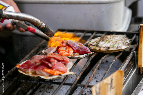 Konstfotografi Cooking seafood at a food stall at the Tsukiji Outer Market in the city of Tokyo, Japan