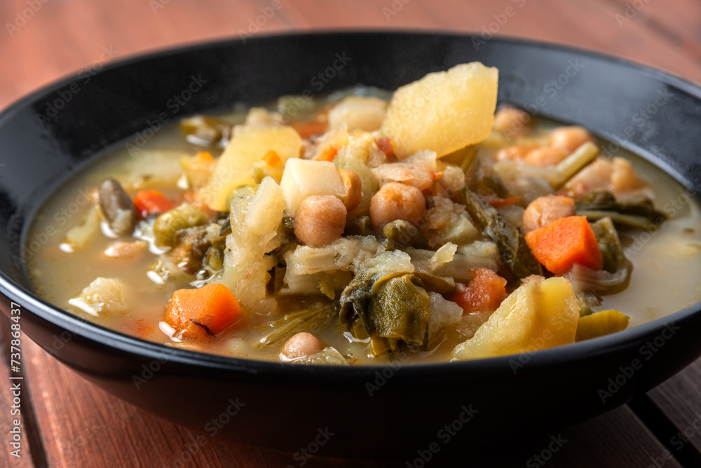 Minestra di patate, ceci, fagiolini, zucchine, bietole e carote, cibo vegetariano Minestra di patate, ceci, fagiolini, zucchine, bietole e carote, cibo vegetariano