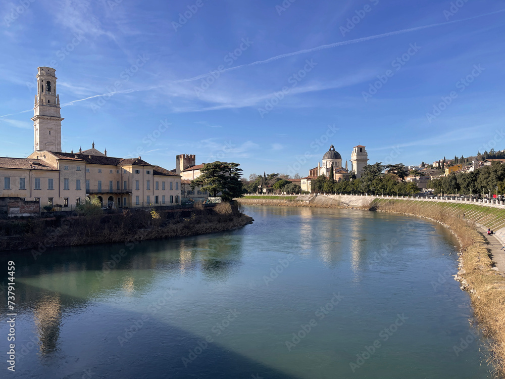Obraz premium Vista panorámica del río Adige de Verona desde el antiguo Puente de Piedra romano. Italia