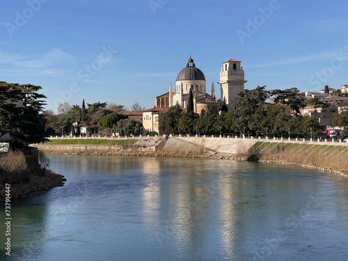 Vista panorámica del río Adige de Verona desde el antiguo Puente de Piedra romano. Italia
