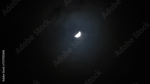 夜空の月　半月　雲の動き	