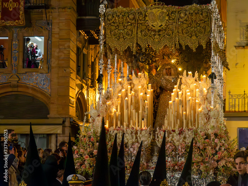 paso de palio de la esperanza de Triana en la madruga de la semana santa de Sevilla, España 