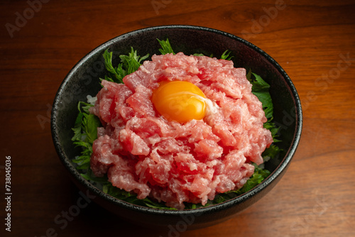 ネギトロ海鮮丼　卵黄乗せ　大葉　俯瞰
