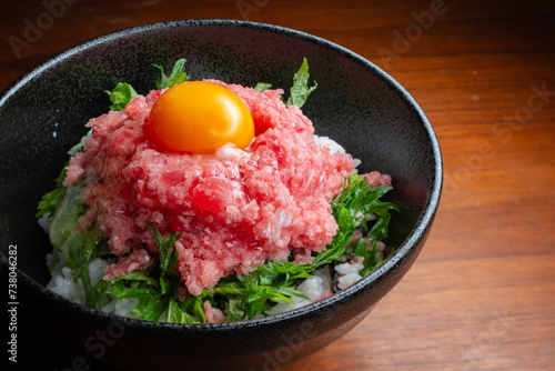 	ネギトロ海鮮丼　卵黄乗せ　紫蘇　俯瞰