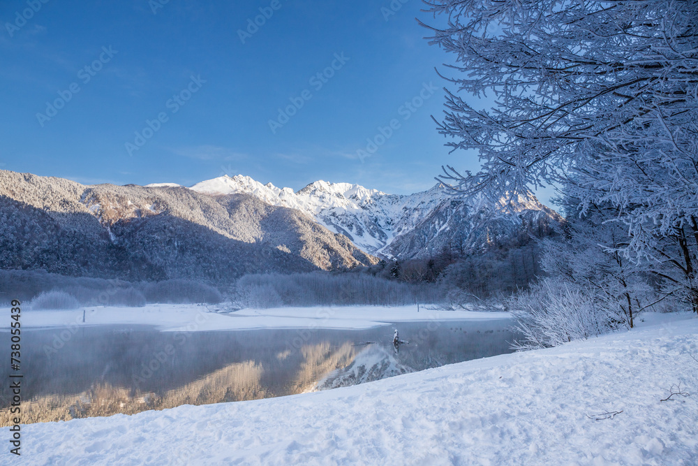 冬の上高地スノーハイク大正池に映る穂高連峰