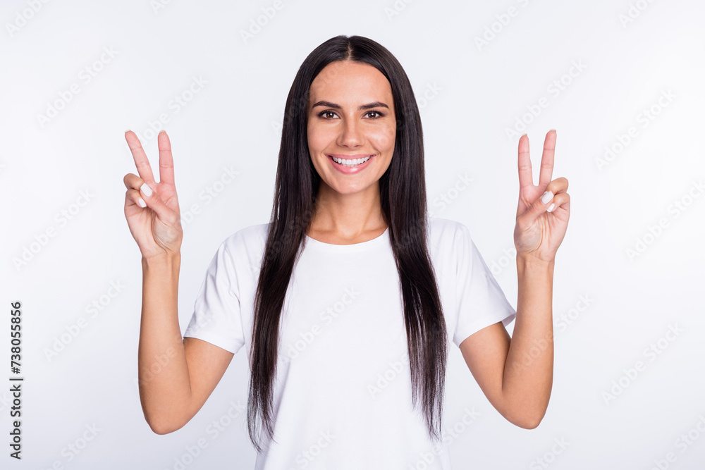 Photo portrait of woman smiling cheerful peace v-sign gesture isolated on white color background Photo portrait of woman smiling cheerful peace v-sign gesture isolated on white color background