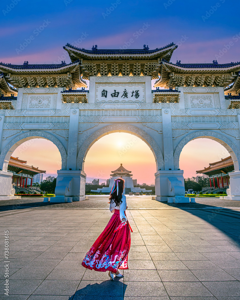 Obraz premium Asian woman in chinese dress traditional walking in Archway of Chiang Kai Shek Memorial Hall in Taipei, Taiwan. 