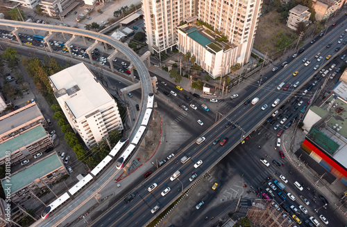 Foto Aerial top view, of expressway road traffic an important infrastructure and thailand mrt pink line new (Mass Rapid Transit) electric trains, road and roundabout, transportation and travel concept