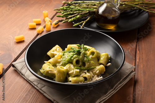 Piatto di deliziosa pasta con crema di asparagi selvatici e pecorino, cibo italiano  photo