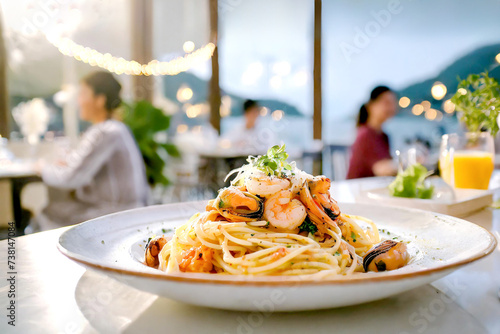 Pasta mit Meeresfrüchten, Im Hintergrund ein Restaurant, Aussengastronomie  © Sina Ettmer