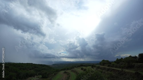 Paisaje con cielo muy nublado. Imagen estática de un cielo lleno de nubes. La tormenta se acerca. Horizonte en el campo. Fondo. Humedad. photo