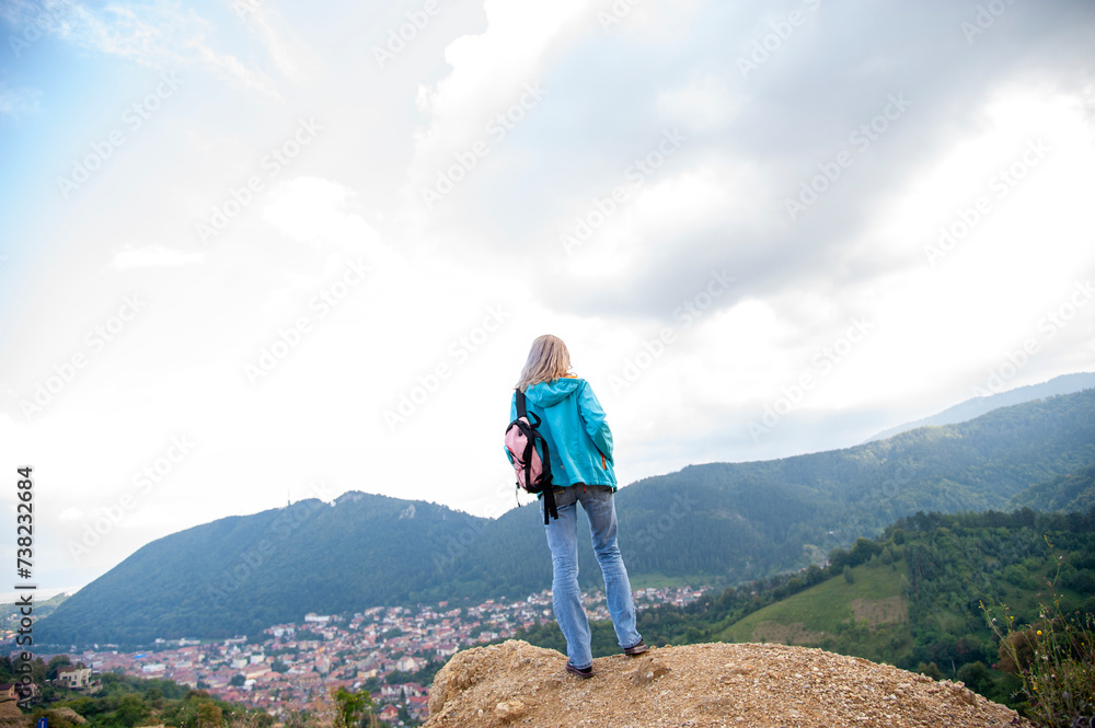 Naklejka premium Woman standing on the top of the mountain