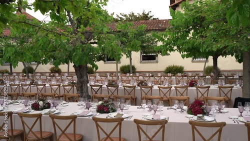 Imagen estática de mesas de boda decoradas. Sillas de madera y decoración en las mesas