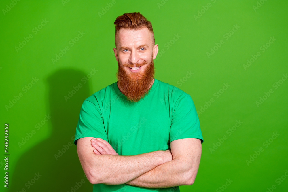 Photo of confident good mood man dressed t-shirt arms crossed smiling isolated green color background Photo of confident good mood man dressed t-shirt arms crossed smiling isolated green color background